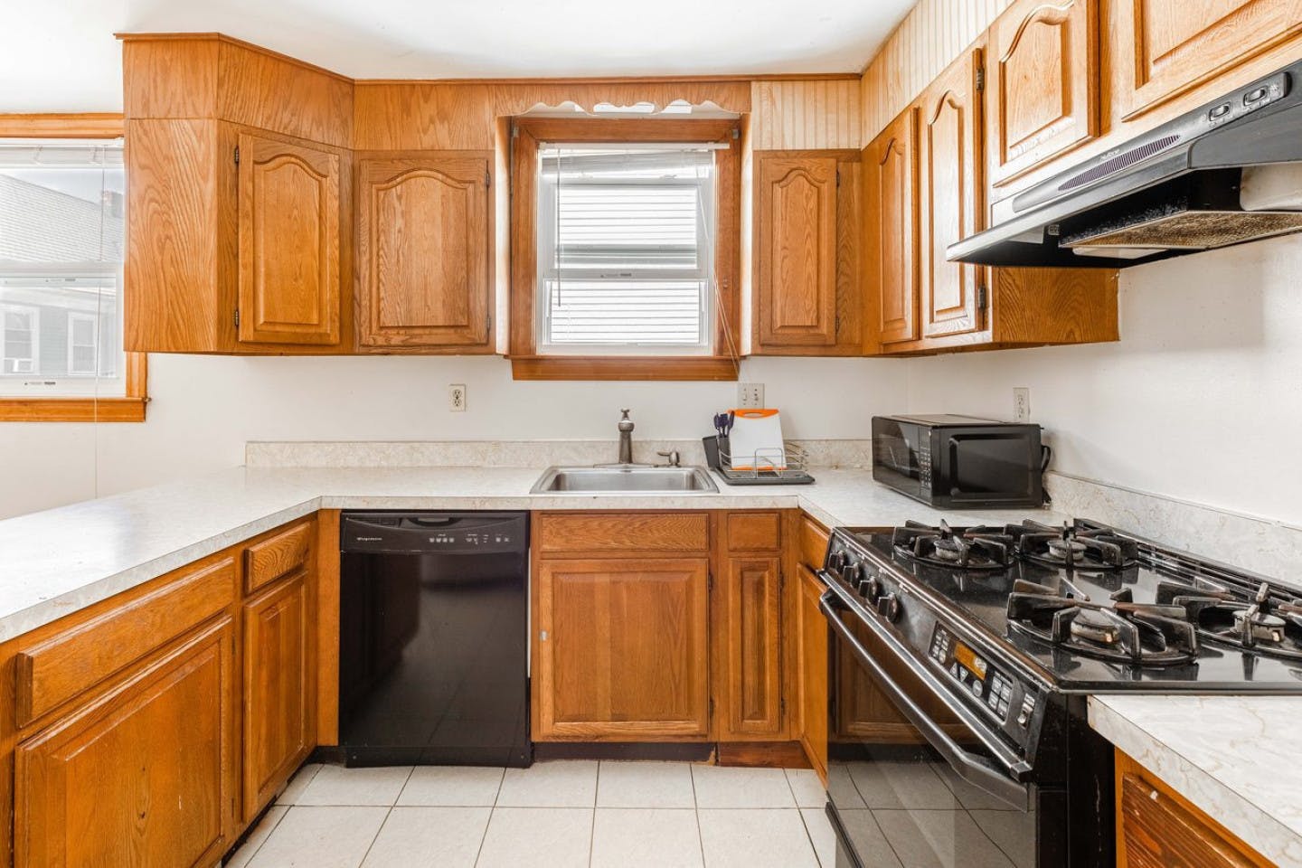 Beautiful Comfortable Apt. w/ Terrace 1 mile away from Olmsted Park