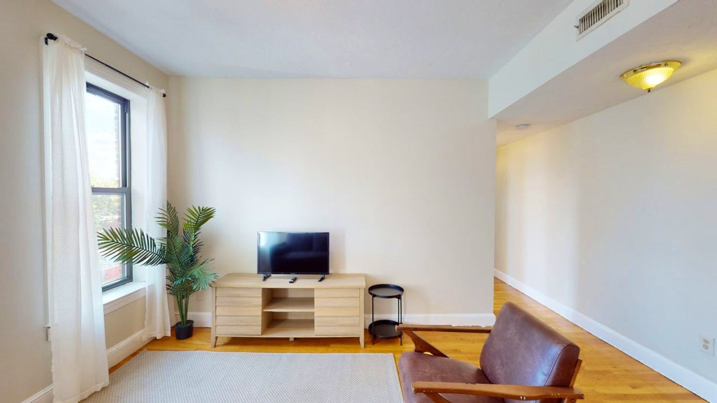 Charming Cozy Apt. near 1 block away from Red City Fitness