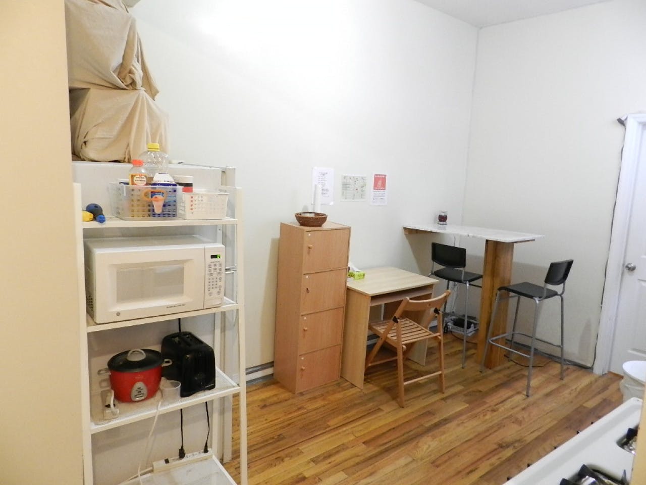 Cozy Vibrant Apartment w/Workspace + Kitchen