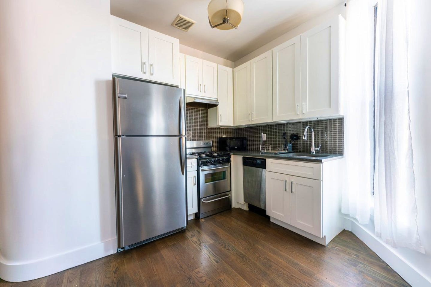 Cozy Magnificient Apt. near Crown Heights North Historic District