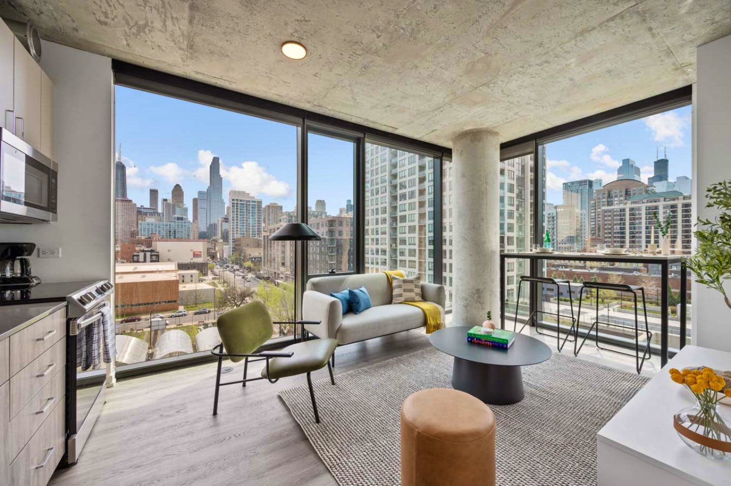Amazing Vibrant Complex w/ Pool + Gym near Chicago Metro Station Brown Line