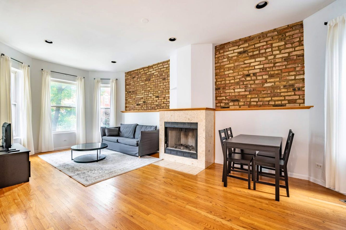 Bright Spacious House 1 mile away from Humboldt Park