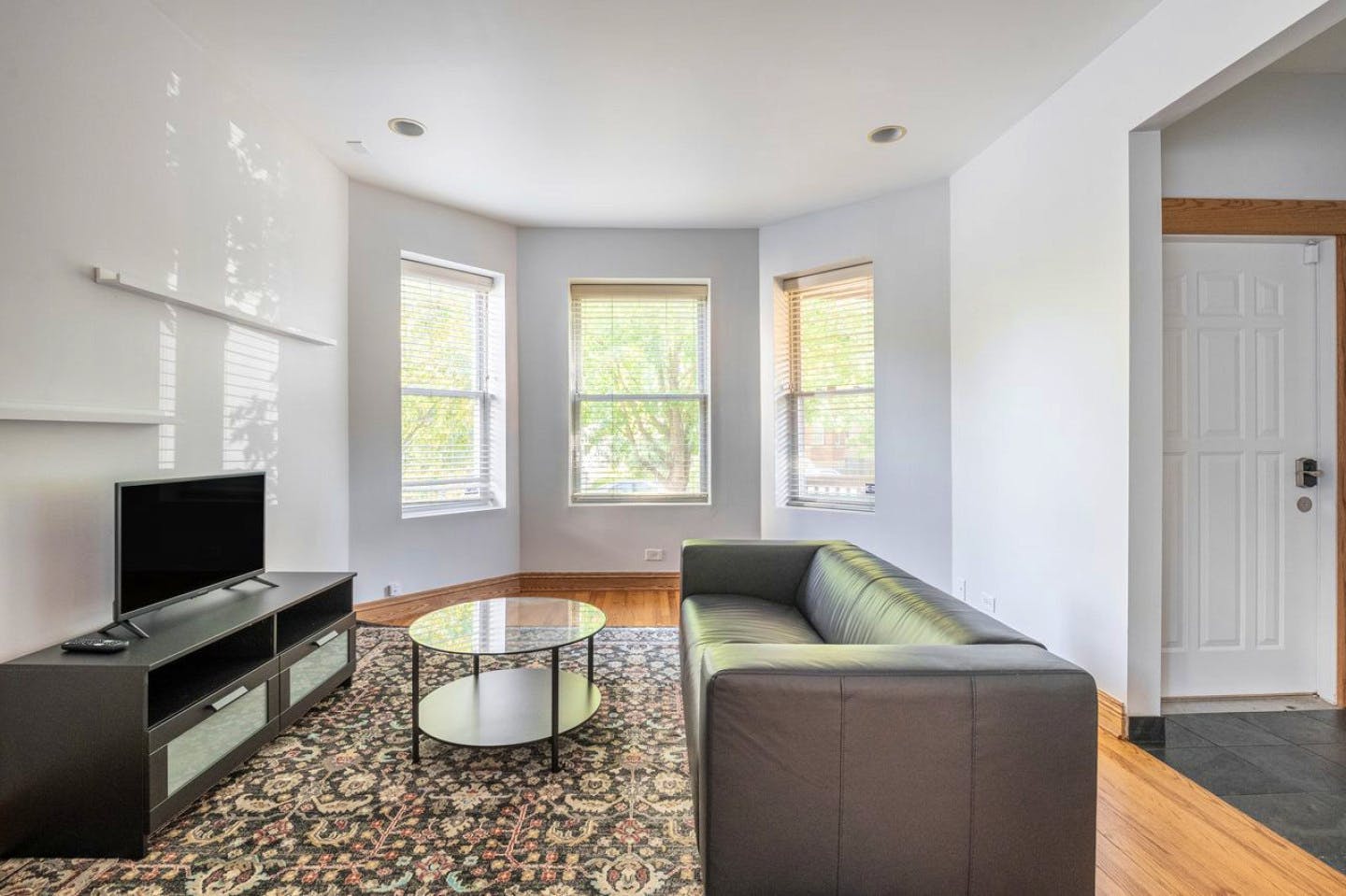 Bright Stunning House 2 mile aways from Logan Square Park