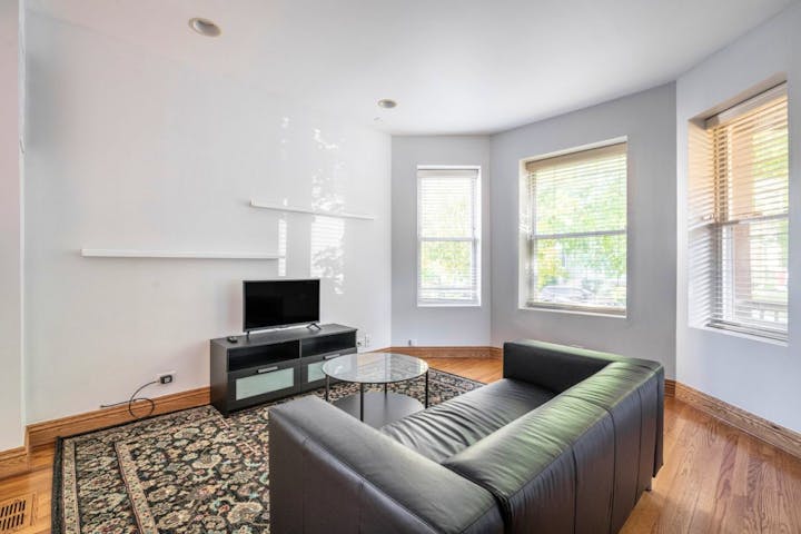 Bright Stunning House 2 mile aways from Logan Square Park