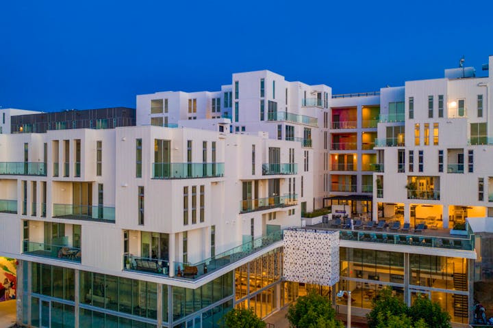 Gorgeous complex w/gym movie room roof top & game room close to Santa Monica & Westwood