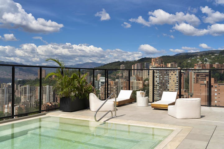 Apartamentos deslumbrantes com coworking no telhado e piscina localizados no coração de Medellín