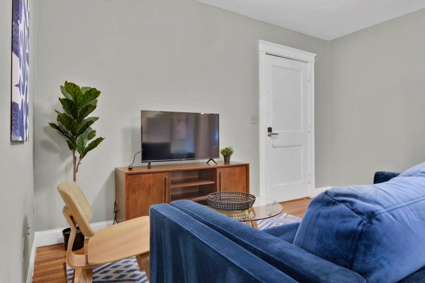 Cozy Chic Apt. 1 mile away from Chestnut Hill Reservation