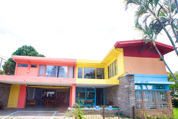Casa de estilo colorido com terraço e jardim