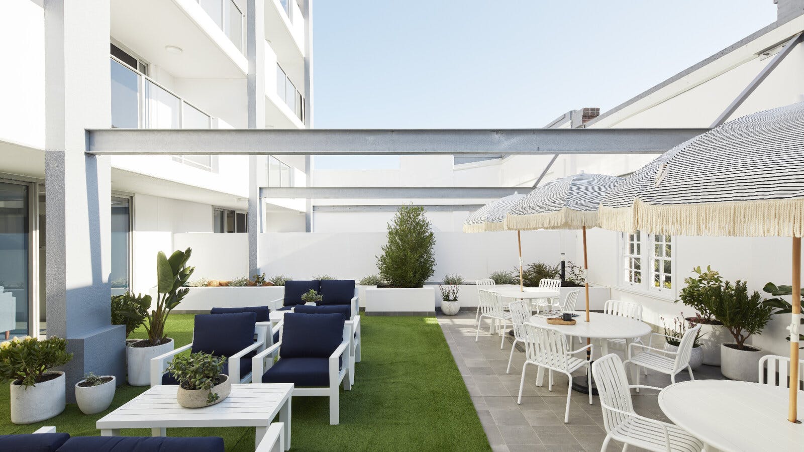Sunny & Modern Studio w/ Rooftop + Courtyard BBQ