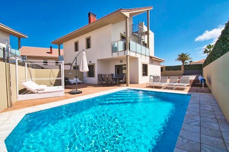 Stunning Oceanic Villa w/ Terrace + Pool