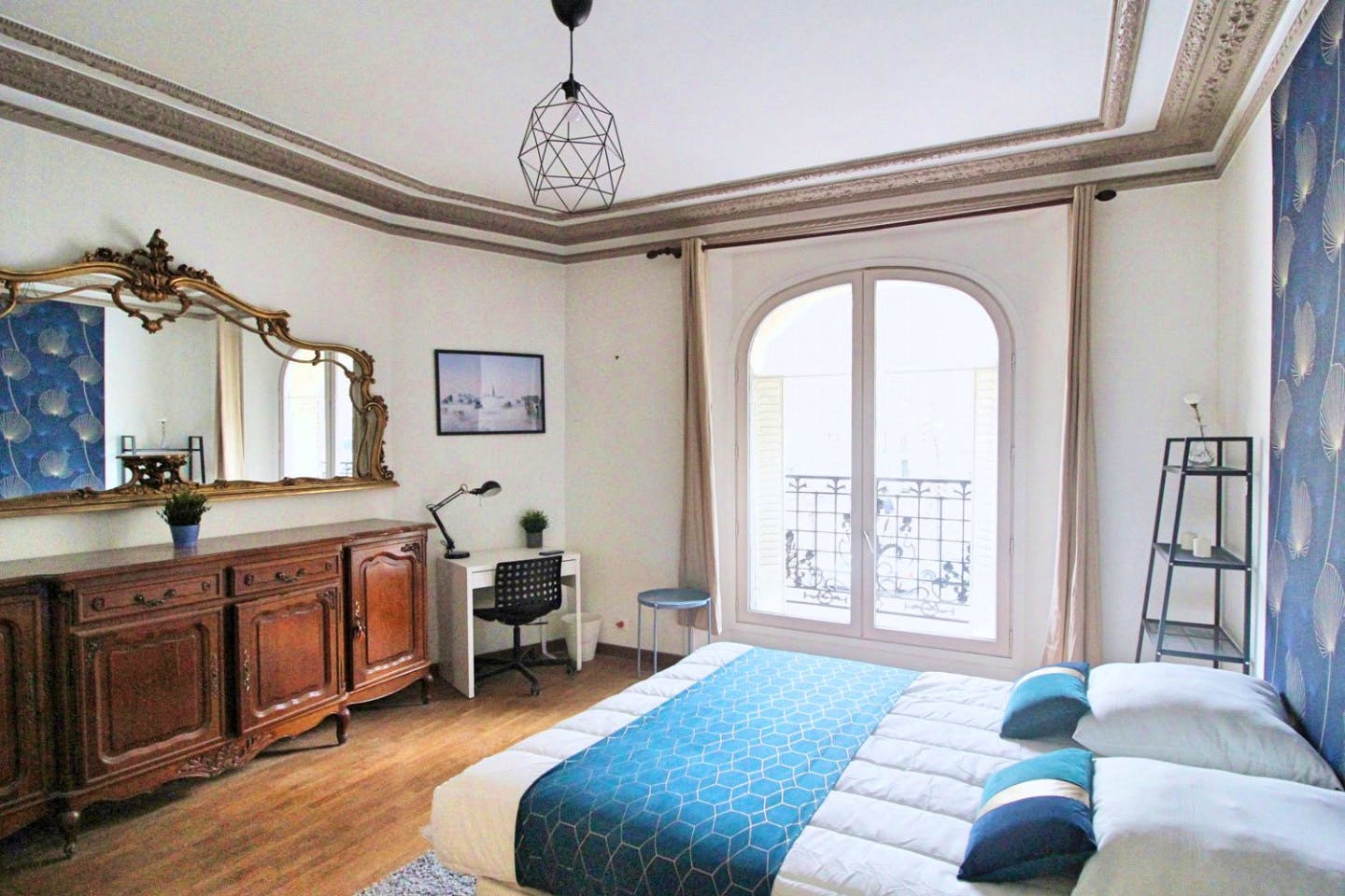 Charming apartment with a beautiful high ceiling located in the 12th district