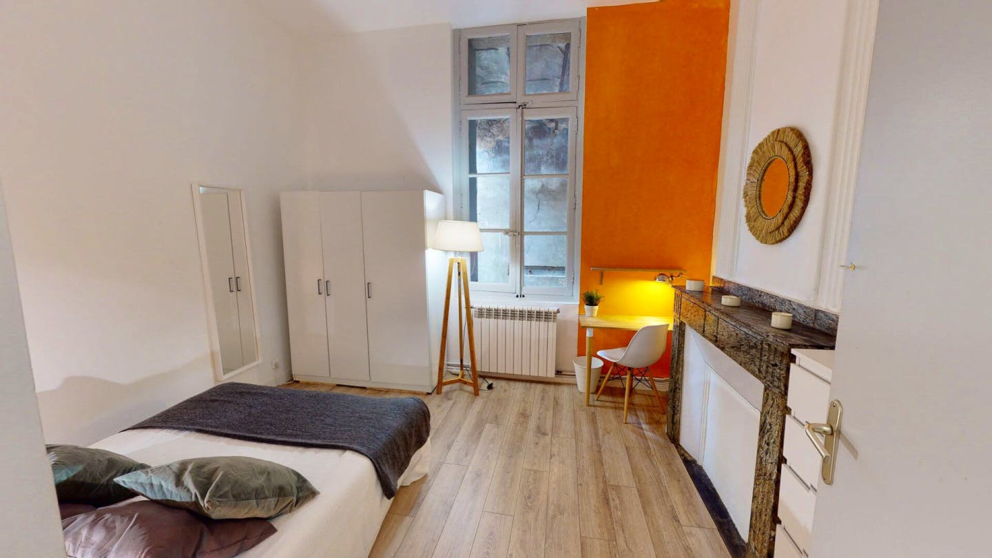 4-Bed Apartment on rue du Faubourg du Courreau