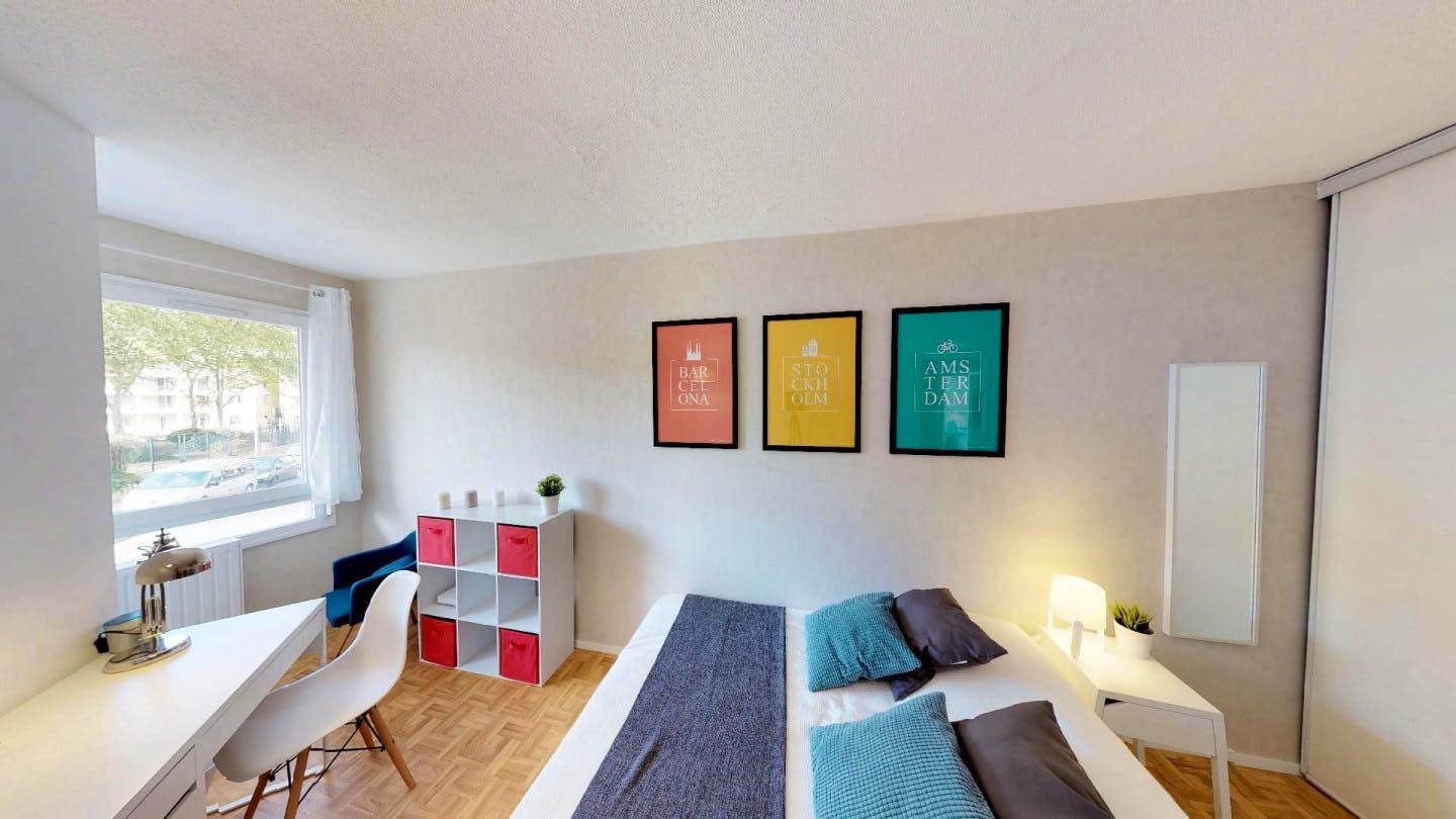 4-Bed Apartment on Rue de Saint Cloud