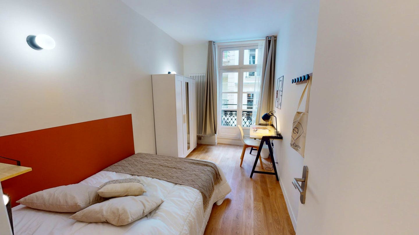 9-Bed Apartment on Rue de Turbigo