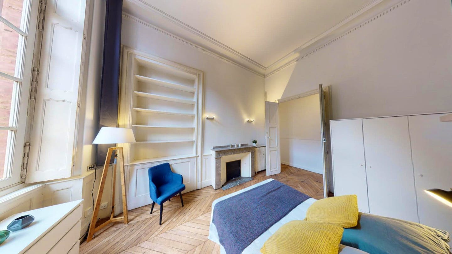 5-Bed Apartment on rue Peyras