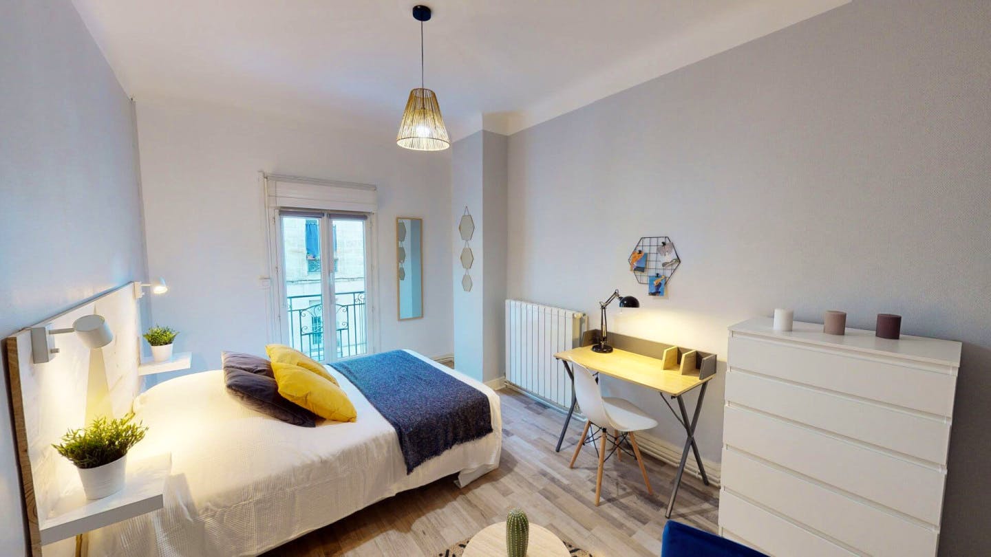 6-Bed Apartment on rue Lafontaine