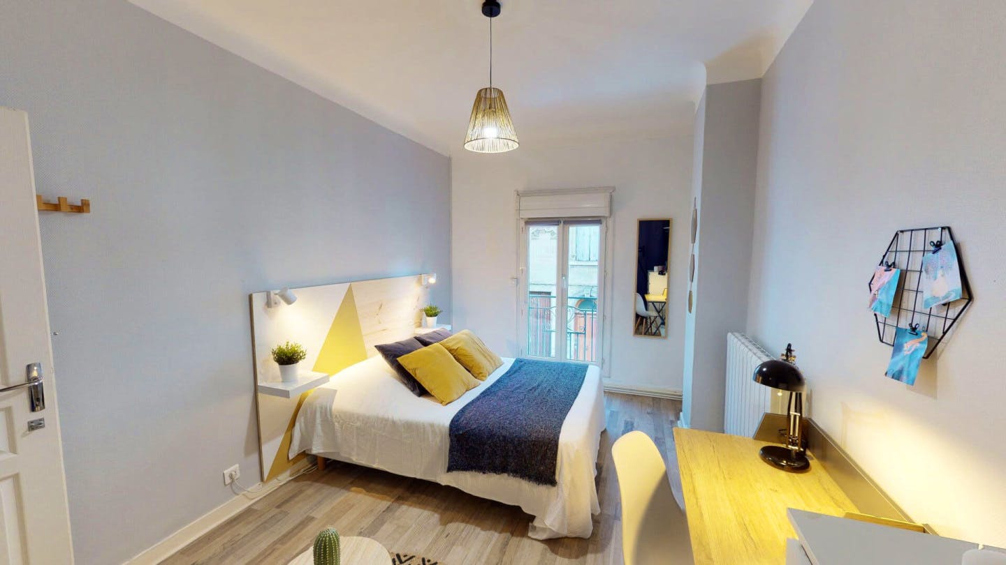 6-Bed Apartment on rue Lafontaine