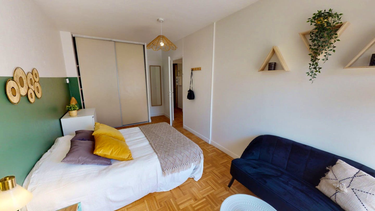 4-Bed Apartment on Rue Salomon Reinach