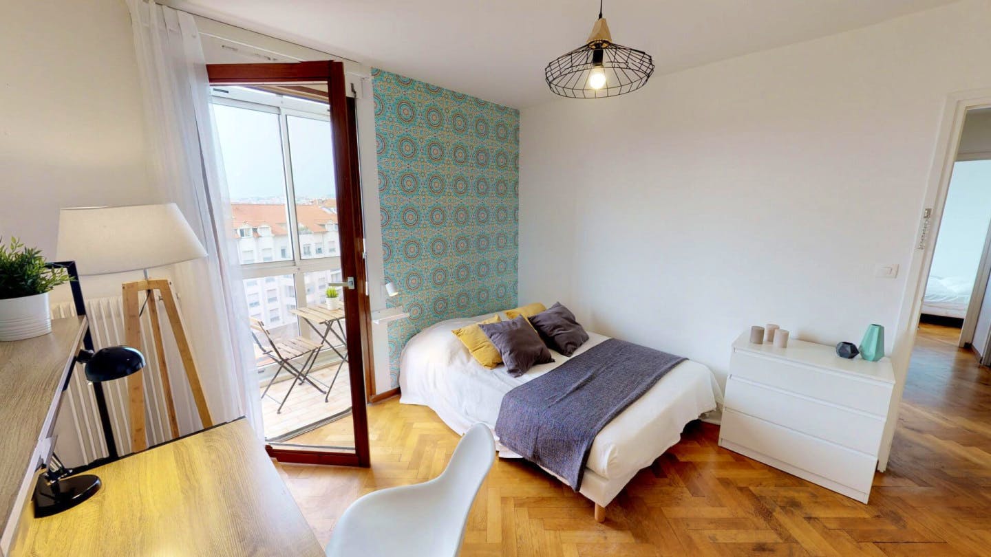 5-Bed Apartment on Rue Garibaldi
