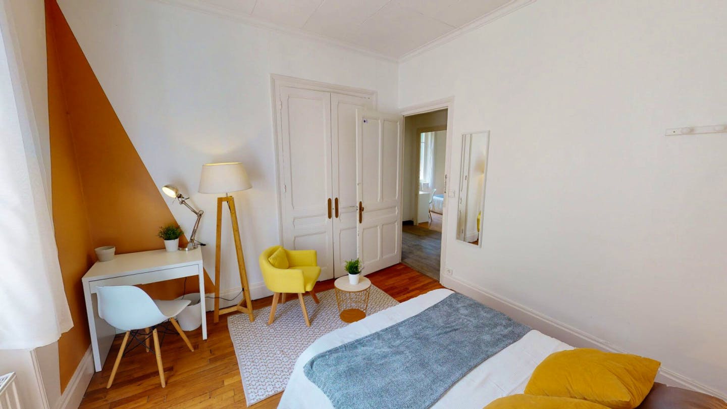 9-Bed Apartment on avenue Esquirol