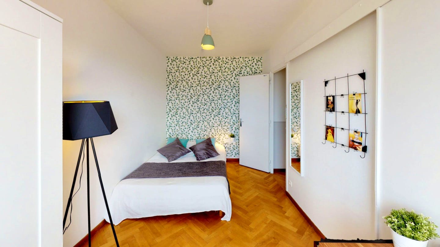 5-Bed Apartment on Rue Garibaldi