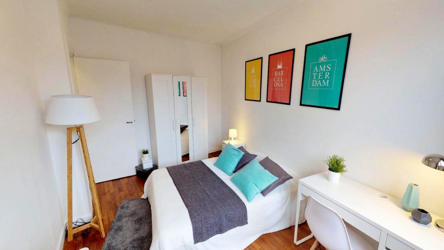 4-Bed Apartment on Rue de la Prte d'Ypres