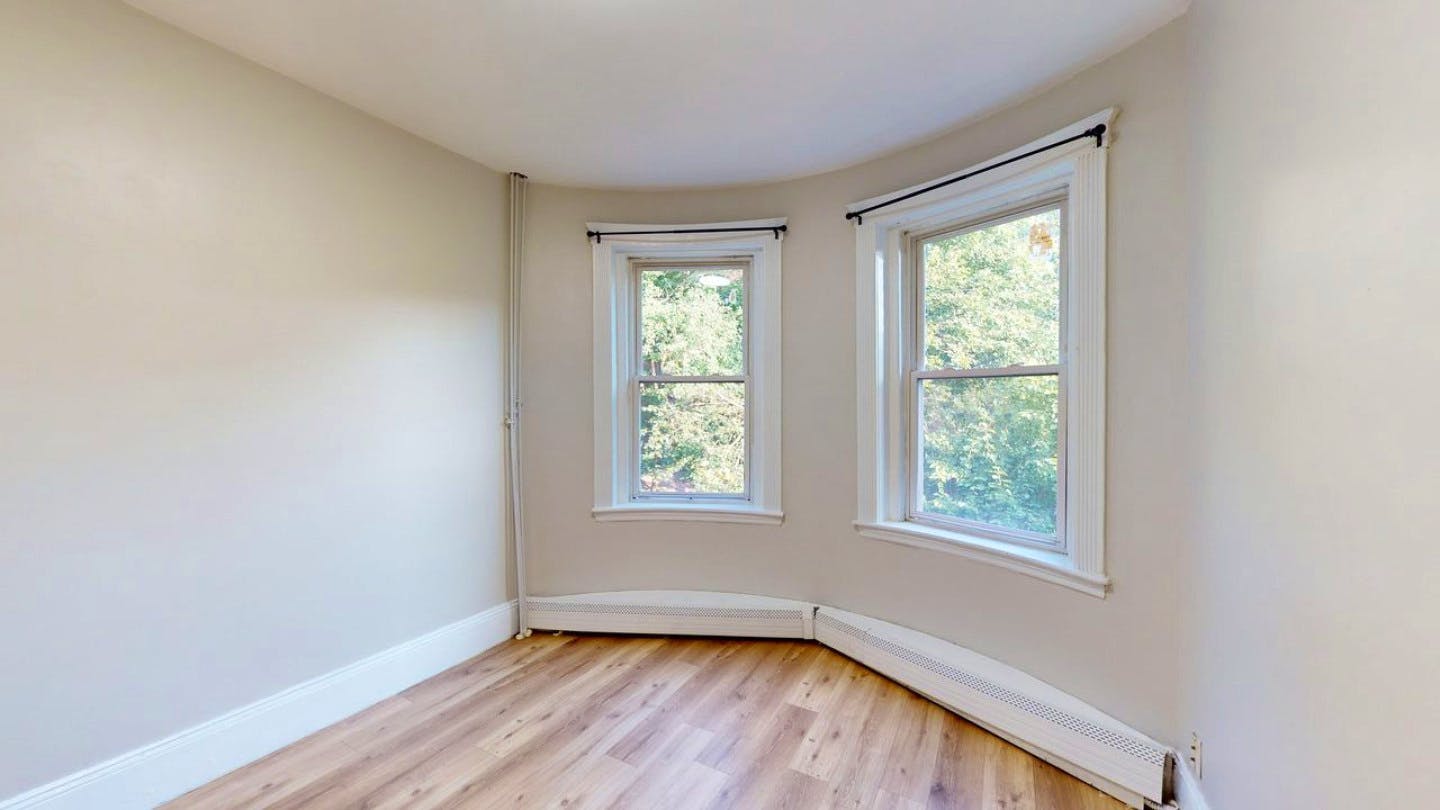 Bright Comfortable Apt. close to Beacon Hill Athletic Clubs