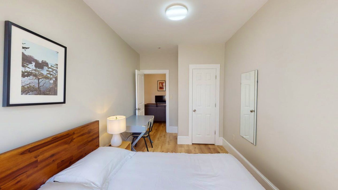 Bright Comfortable Apt. close to Beacon Hill Athletic Clubs