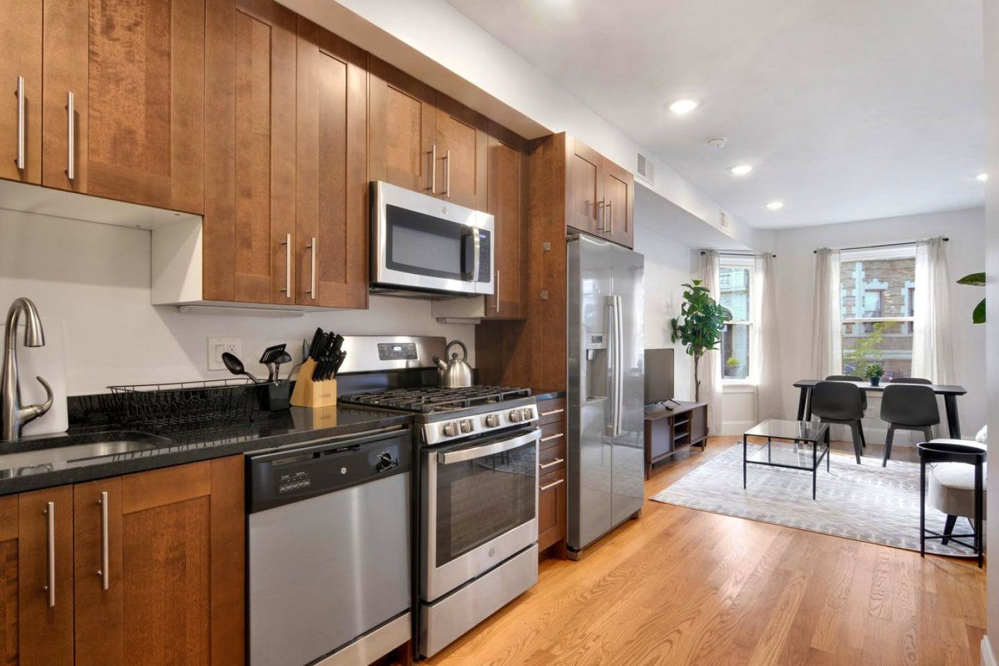 Outstanding Luxury House close to Warren Street and Alston Street Metro Station