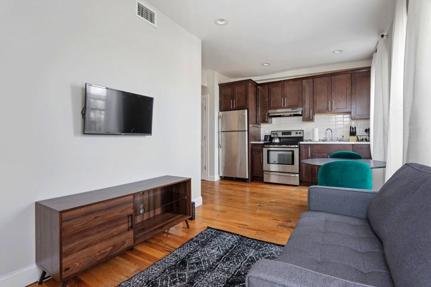 Outstanding Comfortable Apt. w/ Outdoow Views 1 block away from Kingston-Throop Avs Metro Station